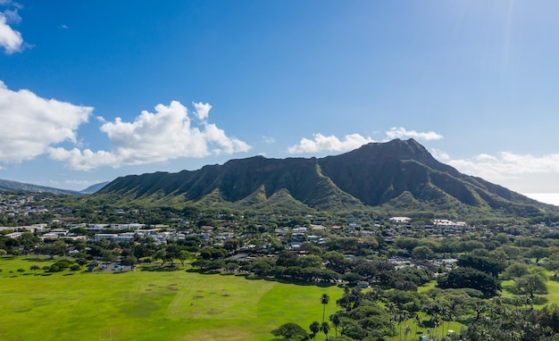 Vista aérea de drones del parque regional Kapi'olani en Waikiki con Diamond Head en Oahu en Hawai