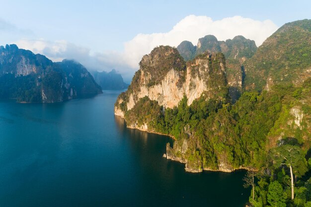 Vista aérea de drones del pico de la montaña tropical en Tailandia Hermosas islas del archipiélago Tailandia Montañas escénicas en el lago en el Parque Nacional Khao Sok increíble paisaje natural