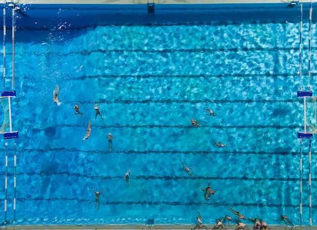 Vista aérea de drones de la piscina con atletas entrenando waterpolo