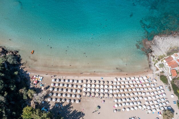 Foto vista aérea de drones en la playa de arena de grecia la gente nada y se relaja en la playa de stoupa mani peloponeso