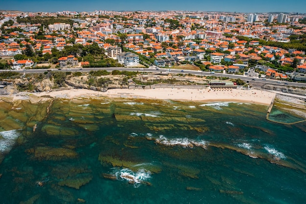 Vista aérea de drones de la playa de Avencas con el distrito de Parade en la Gran Lisboa Portugal