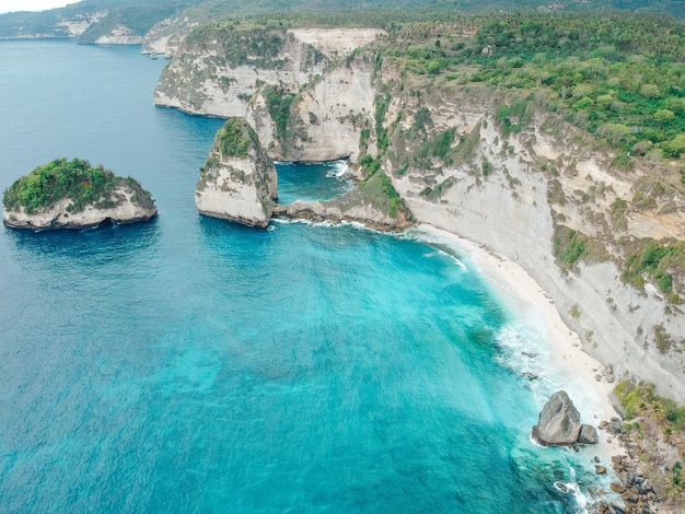 Vista aérea de drones en la playa de diamantes en Nusa Penida Bali Indonesia con un increíble océano azul turquesa