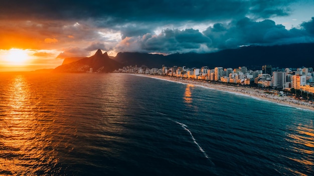 Vista aérea de drones de la playa de Ipanema en Río de Janeiro Brasil al atardecer con las icónicas montañas Two Brother en el fondo