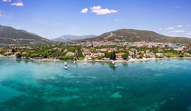 Vista aérea de drones de la playa y el puerto de la antigua ciudad de Epidauro en el Peloponeso Grecia