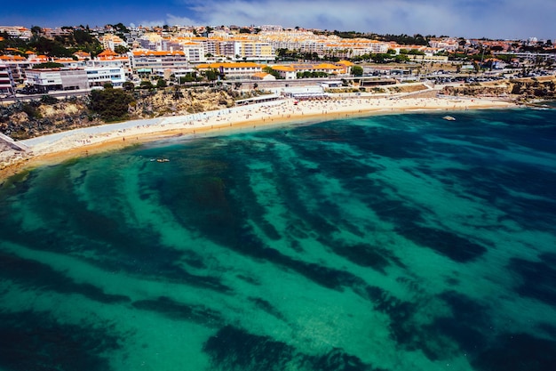 Vista aérea de drones de la playa de Sao Pedro do Estoril en Sao Pedro do Estoril Gran Lisboa Portugal en segundo plano.