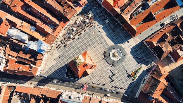 Vista aérea de drones de la Plaza del Consejo en Brasov, Rumania