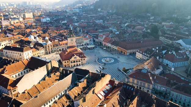 Vista aérea de drones de la Plaza del Consejo en Brasov, Rumania