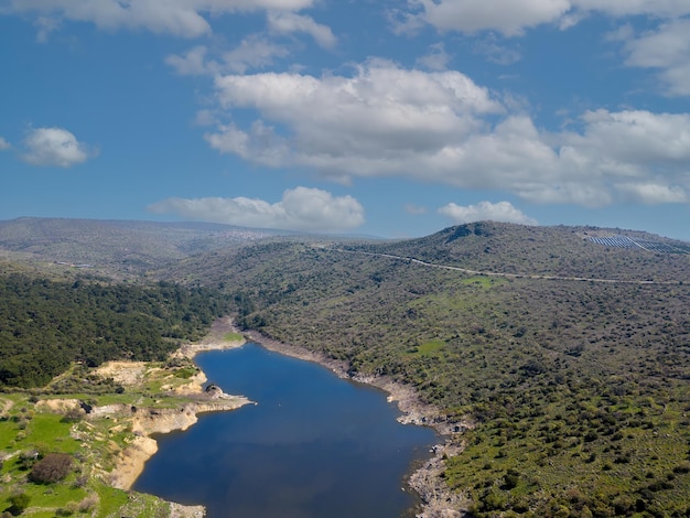 Vista aérea de drones de una presa llena de agua en la naturaleza