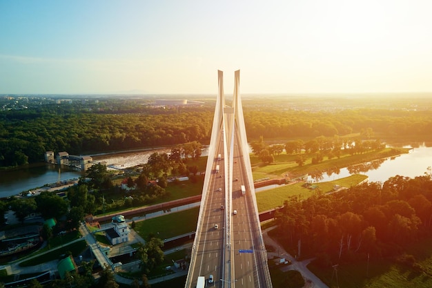 Vista aérea de drones del puente redzinski sobre el río odra en la ciudad de wroclaw, polonia, gran puente atirantado