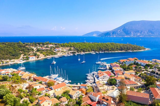 Vista aérea de drones del puerto de la aldea de Fiscardo con barcos y yates de lujo en la isla de Kefalonia, Grecia