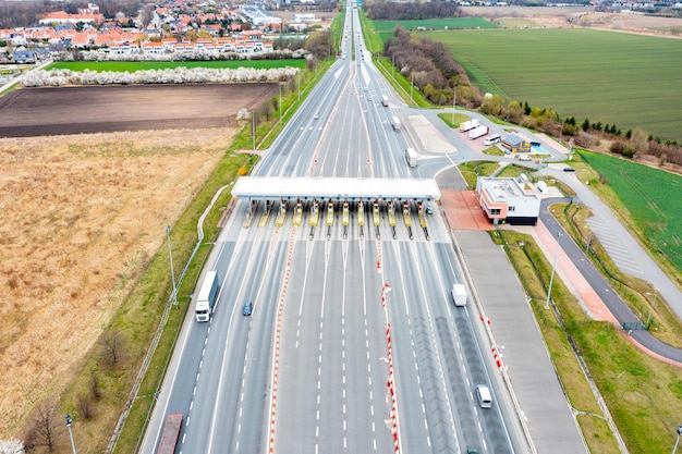 Vista aérea de drones en el punto de cobro de peaje en la autopista