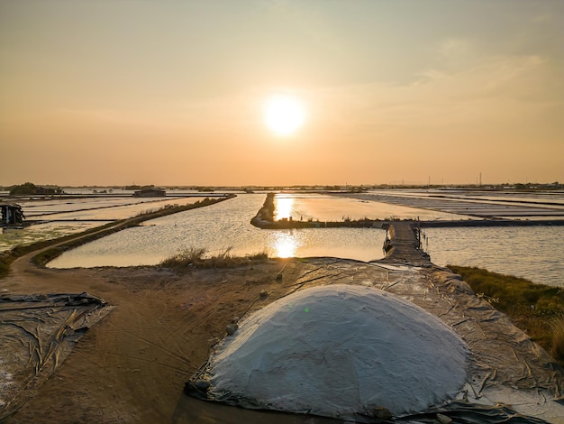 Vista aérea de drones de Salt Fields en Long Dien, el mayor productor de sal marina en Vung Tau, y sus operaciones se basan en una tradición milenaria de producción de sal marina en el centro de Long Dien