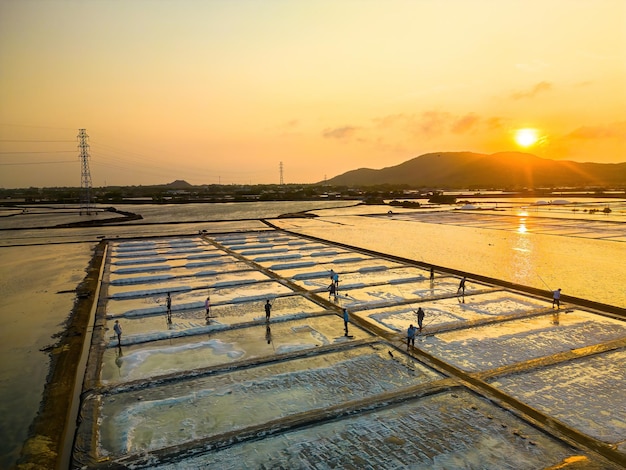 Vista aérea de drones de Salt Fields en Long Dien, el mayor productor de sal marina en Vung Tau, y sus operaciones se basan en una tradición milenaria de producción de sal marina en el centro de Long Dien