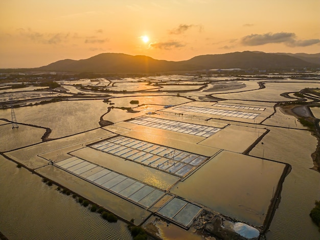 Vista aérea de drones de Salt Fields en Long Dien, el mayor productor de sal marina en Vung Tau, y sus operaciones se basan en una tradición milenaria de producción de sal marina en el centro de Long Dien