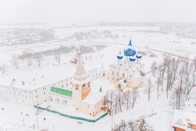 Vista aérea de drones de Suzdal Kremlin y la catedral de la Natividad en el río Kamenka Rusia durante el invierno con nieve Suzdal anillo dorado de Rusia