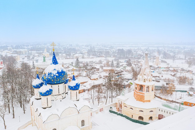 Vista aérea de drones de Suzdal Kremlin y la catedral de la Natividad en el río Kamenka Rusia durante el invierno con nieve Suzdal anillo dorado de Rusia