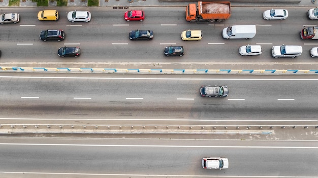 Vista aérea de drones del tráfico de automóviles por carretera de muchos automóviles en la carretera desde arriba del transporte de la ciudad