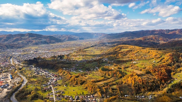 Vista aérea de drones de Viseu de Sus al atardecer Rumania Muchos edificios residenciales río