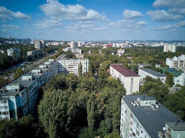 Vista aérea de drones volando sobre la ciudad Kishinev República de Moldavia de