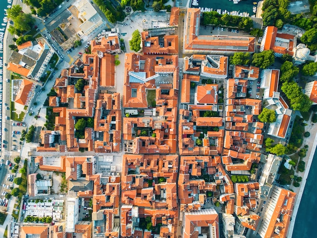 Vista aérea de drones de Zadar al atardecer Croacia Centro histórico de la ciudad con edificios antiguos