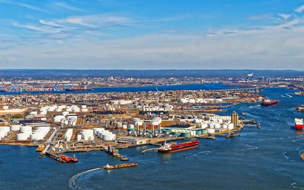 Vista aérea de Dry Dock and Repair y Port Newark y Global International Shipping Containers, Bayonne, Nueva Jersey. Nueva Jersey, Estados Unidos. Carga portuaria. Staten Island con terminal de ferry de St George, Nueva York