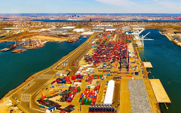 Vista aérea de Dry Dock and Repair y Port Newark y Global International Shipping Containers, Bayonne, Nueva Jersey. Nueva Jersey, Estados Unidos. Carga portuaria. Staten Island con terminal de ferry de St George, Nueva York