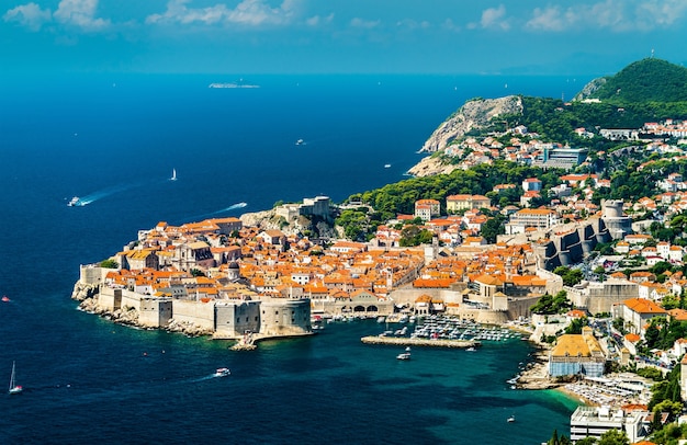 Vista aérea de Dubrovnik, un destacado destino turístico en el Mar Adriático en Croacia