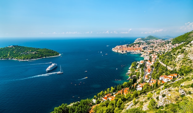 Vista aérea de Dubrovnik en el Mar Adriático en Croacia