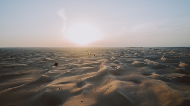 Vista aérea de las dunas en el desierto de Dubai, emiratos árabes unidos
