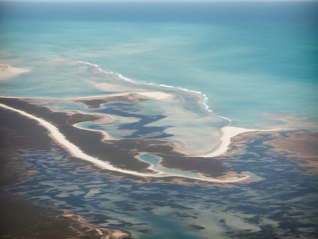 Vista aérea de las dunas de marea y la entrada de agua de Shark Bay, Australia Occidental, tomada desde un pequeño avión