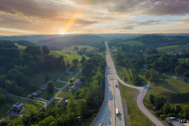 Vista aérea de Dwight D. Eisenhower Highway 70 Road cerca de la pequeña ciudad de Bentleyville en Pennsylvania, EE.