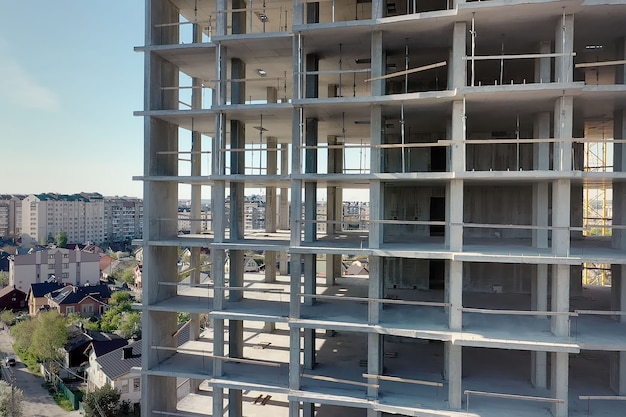 Vista aérea del edificio de apartamentos residencial alto en construcción. Desarrollo inmobiliario