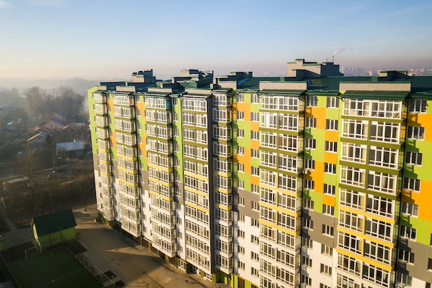 Vista aérea de un edificio de apartamentos residencial alto con muchas ventanas y balcones.