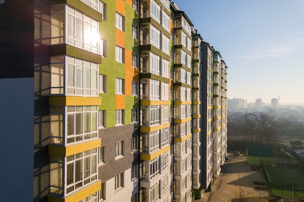 Foto vista aérea de un edificio de apartamentos residencial alto con muchas ventanas y balcones.