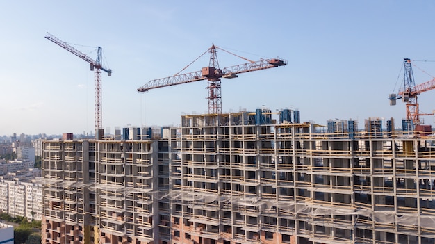 Vista aérea del edificio con grúas de construcción