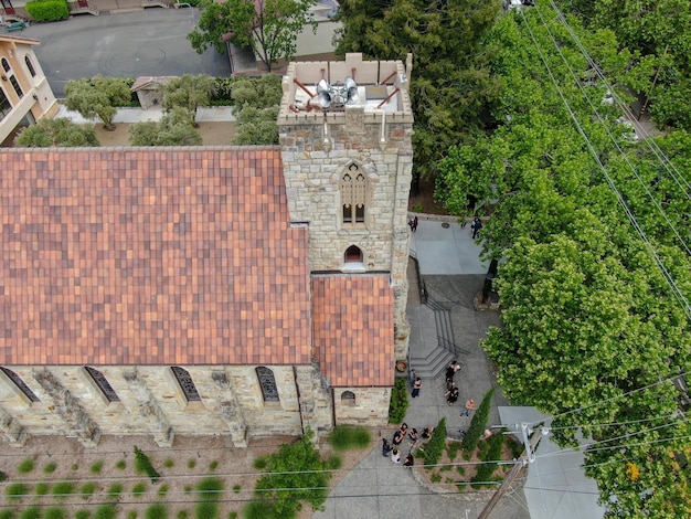 Vista aérea del edificio histórico de la iglesia católica romana de St Helena en St Helena Napa Valley