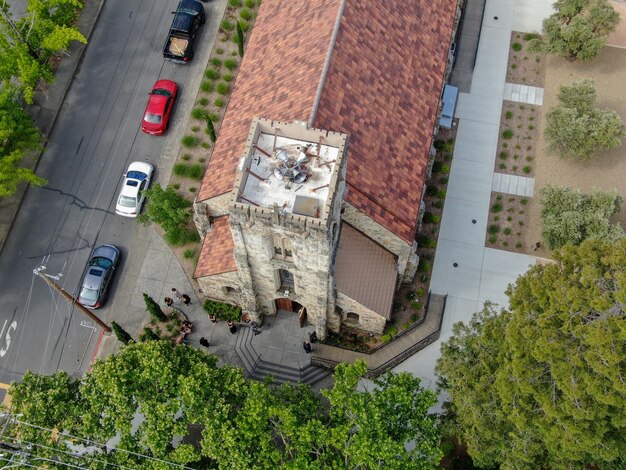 Vista aérea del edificio histórico de la iglesia católica romana de St Helena en St Helena Napa Valley