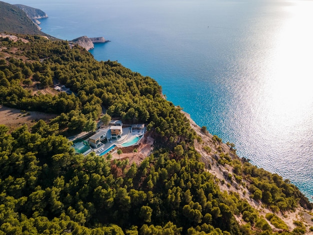Vista aérea del edificio con piscina en la playa de mar isla de Lefkada Grecia