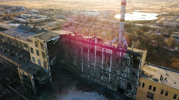 Foto vista aérea de edificios abandonados por carretera en la ciudad