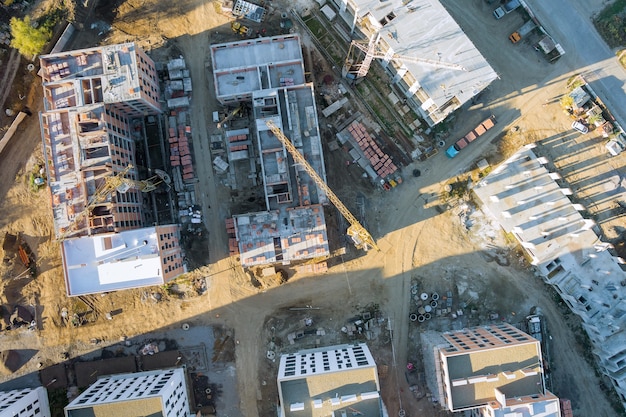 Vista aérea de edificios altos en construcción con grúas contra