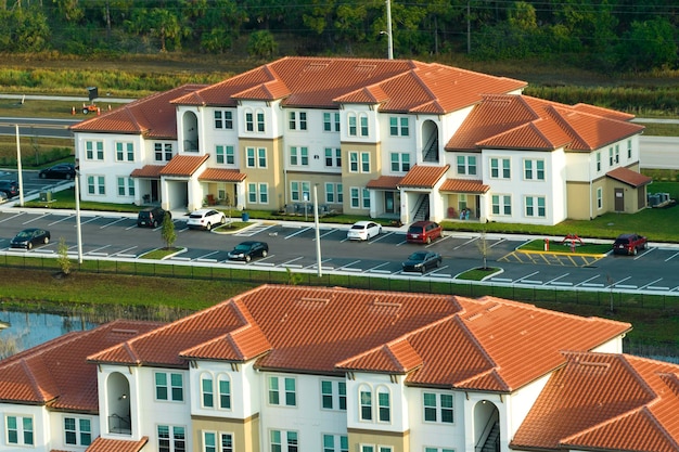 Vista aérea de edificios de apartamentos estadounidenses en la zona residencial de Florida Nuevos condominios familiares como ejemplo de desarrollo de viviendas en los suburbios de EE. UU.