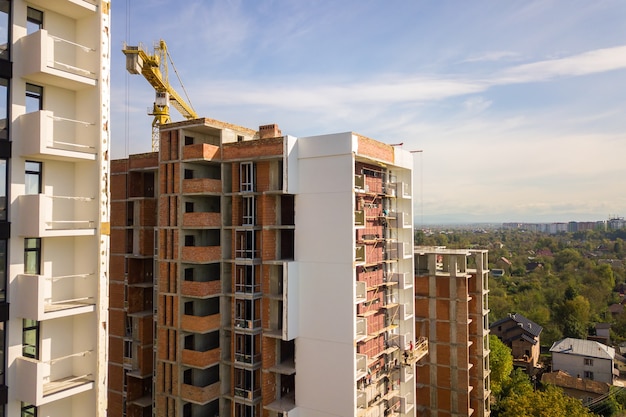 Vista aérea de edificios de apartamentos residenciales de varios pisos en construcción. Desarrollo inmobiliario.