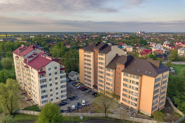 Vista aérea de edificios de apartamentos de varios pisos en zona residencial verde