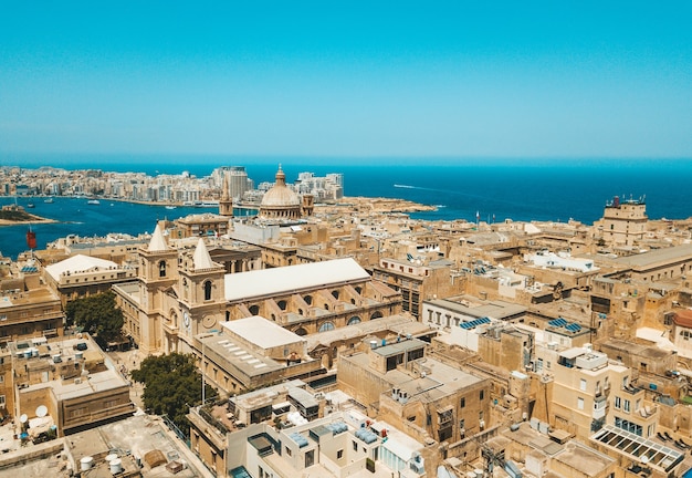 Vista aérea de los edificios del casco antiguo cerca del agua en Valletta, Malta