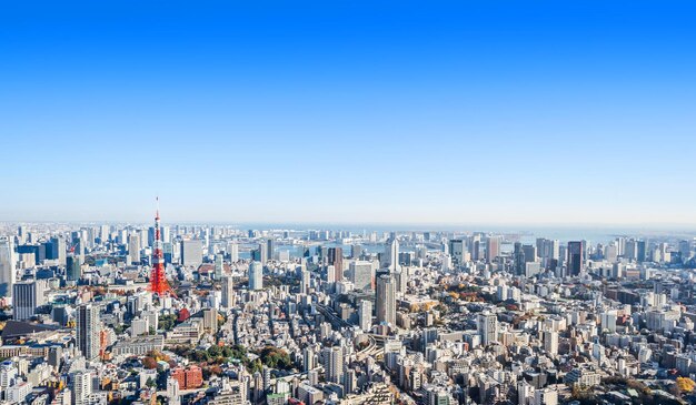 Vista aérea de los edificios de la ciudad contra el cielo azul