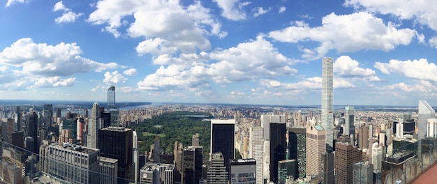 Foto vista aérea de los edificios de la ciudad contra un cielo nublado