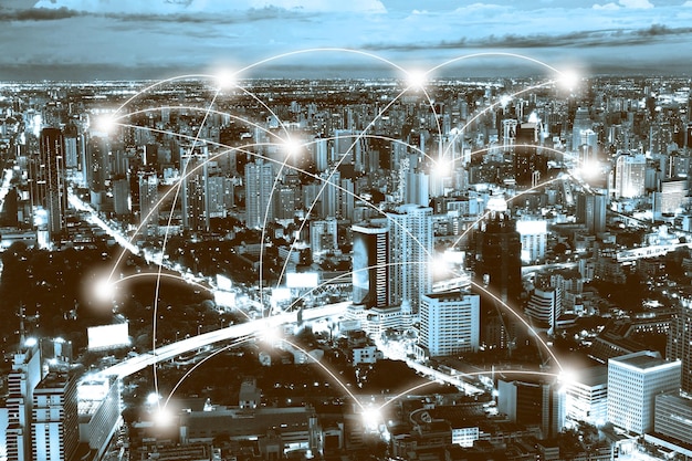 Vista aérea de edificios iluminados en la ciudad por la noche