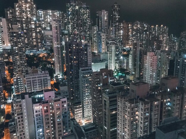 Vista aérea de edificios iluminados en la ciudad por la noche