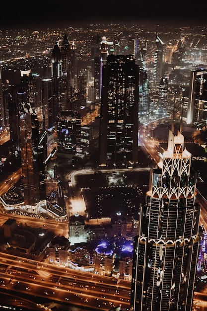 Vista aérea de edificios iluminados en la ciudad por la noche