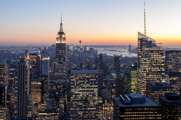 Vista aérea de edificios iluminados en la ciudad durante la puesta de sol